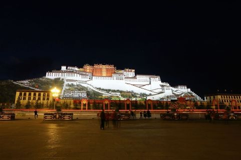 西藏布达拉宫夜景图片