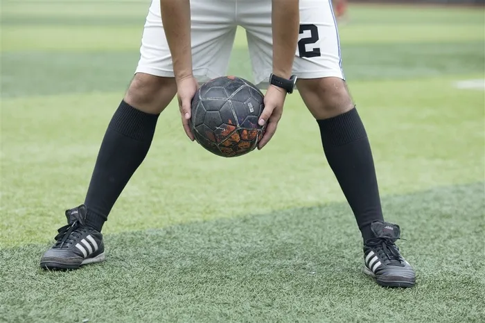 正在训练的足球运动员图