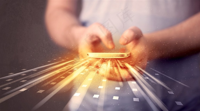 拿在双手里的手机