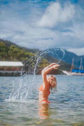 比基尼水中美女*