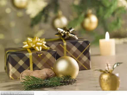 圣诞礼物与圣诞彩球