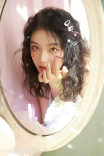 镜子里的卷发美女图片