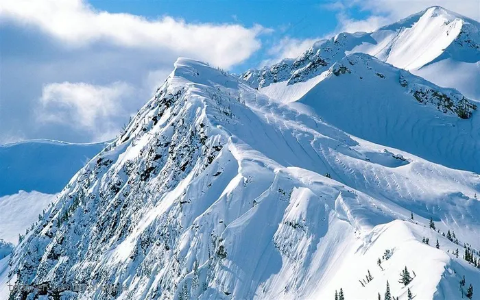 蓝天白云下高原雪山风景