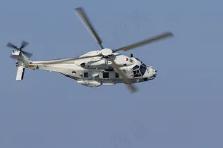 直升机飞行图片