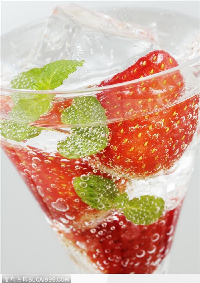 清凉饮品-冰镇的草莓特写