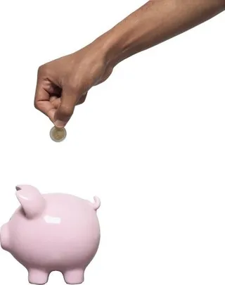 手里拿着钱 PNG免抠