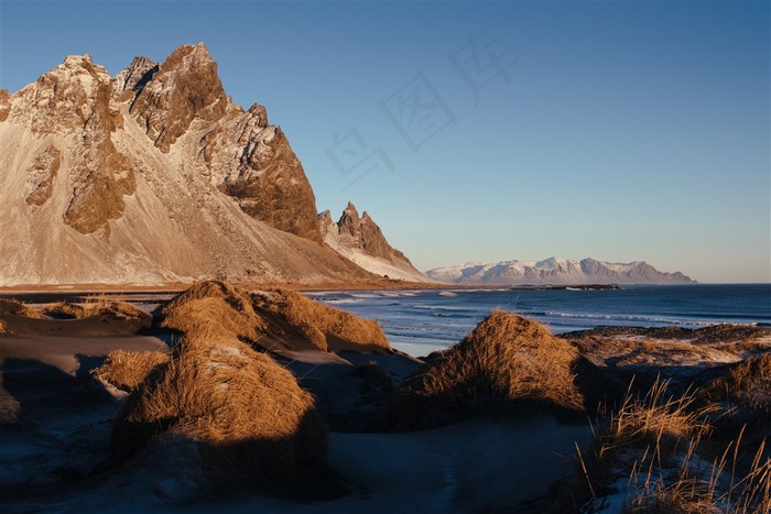 雪山美丽风景和大海
