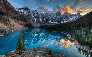 群山环绕湛蓝湖水