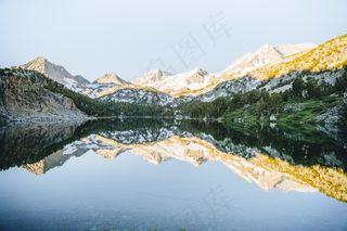 雪域高山树林湖泊图片