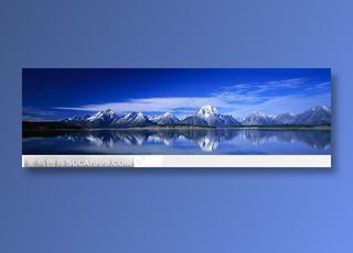 雪山旁的蓝色湖面