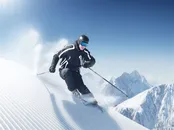 穿着黑色滑雪服滑雪的男士高清图片