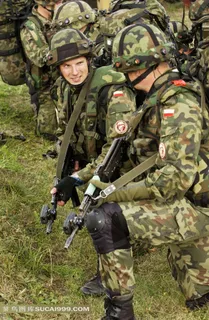 草地上训练的士兵 草地上训练的士兵