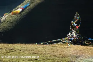 塔公草原山野上随风舞动的美丽经幡