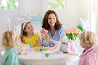母亲和孩子, 家庭给复活节彩蛋着色