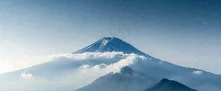 雪山山脉云层云端意境冰山，自然风景冬天蓝天白云摄影图