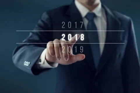 在拨动年份数字的人物创意高清图片 在拨动年份数字的人物创意高清图片