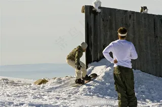 冰天雪地里滑雪运动高清图片
