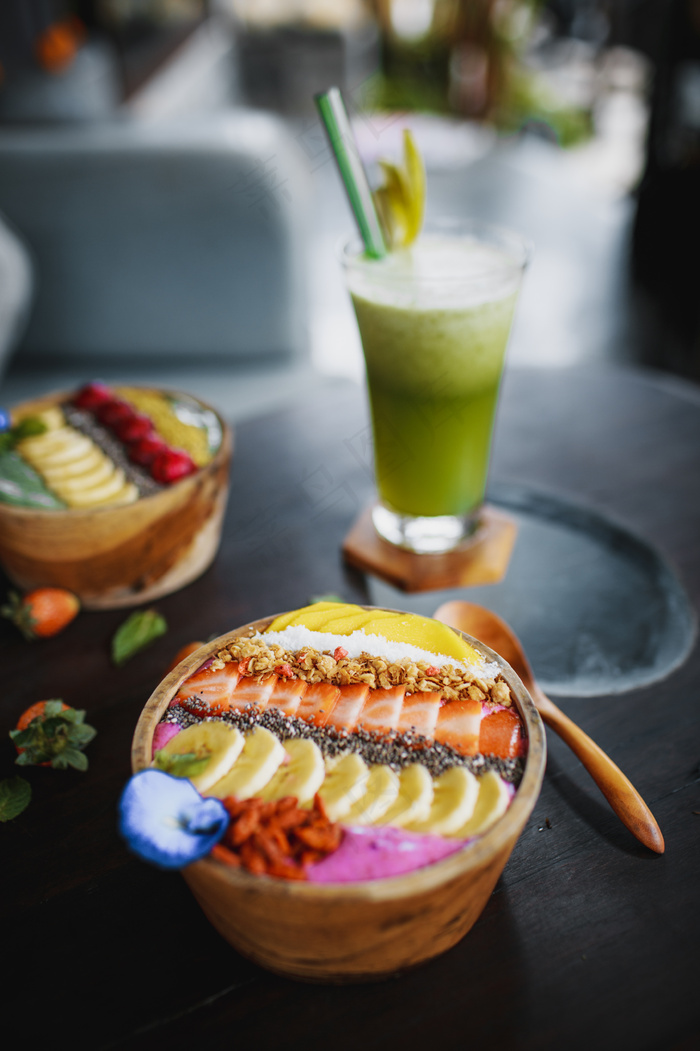 清爽夏季果汁饮品摄影照片