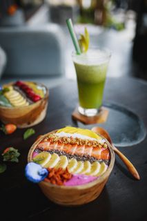 清爽夏季果汁饮品摄影照片