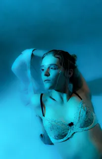 美女模特文胸广告图片