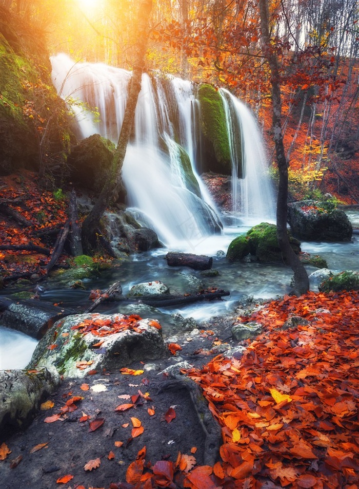 唯美林间瀑布景色素材图