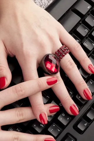 高雅红色美甲图片