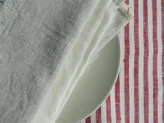 盘子里放着几块布