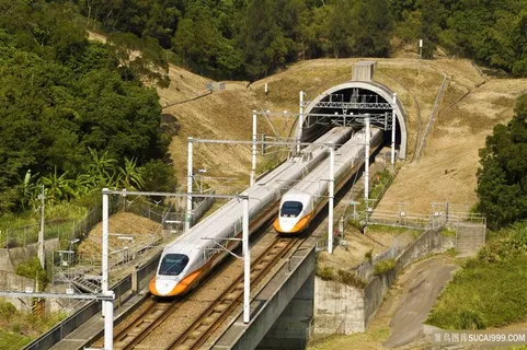 行驶中的高铁列车 行驶中的高铁列车