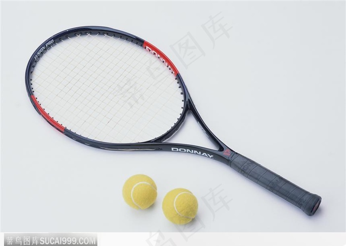 一个拍子和两个网球