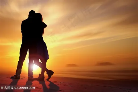 夕阳下的依靠情侣恋人夫妻拥抱剪影 夕阳下的依靠情侣恋人夫妻拥抱剪影
