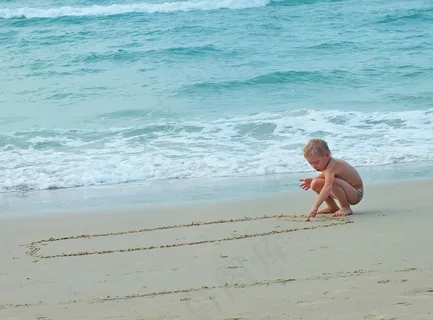 海滩男孩玩耍图片