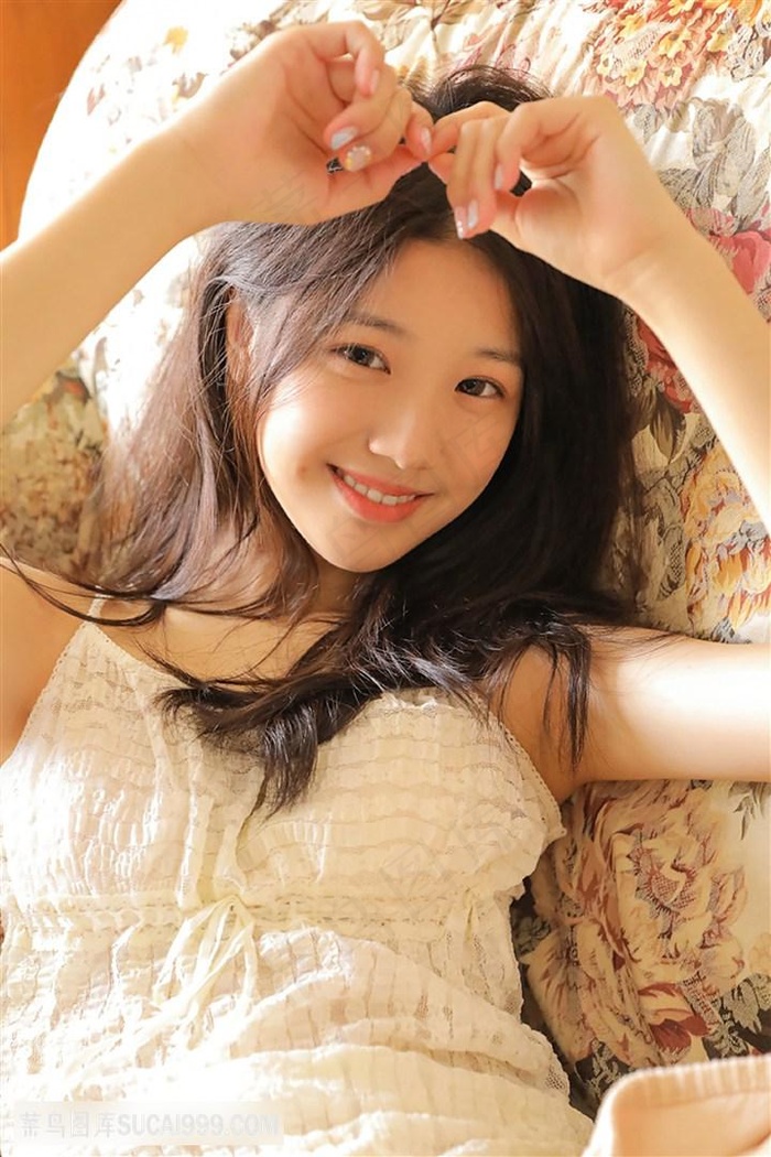 躺在床上的高清小美女图片