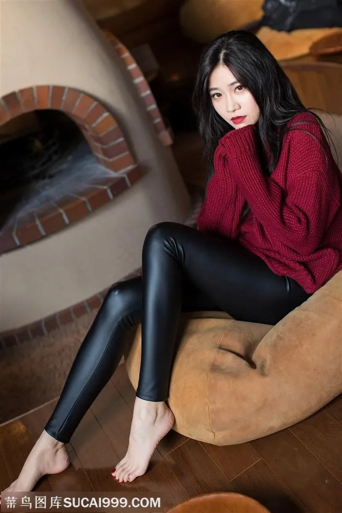 坐在垫子上的高清漂亮美女模特许诺图片
