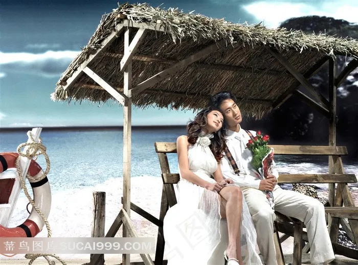 沙滩边木椅上的情侣浪漫婚纱摄影照