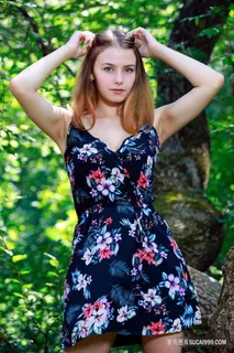 森林里的欧美漂亮小美女写真图片