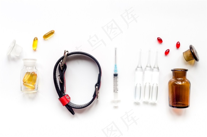 桌子上的各种药物