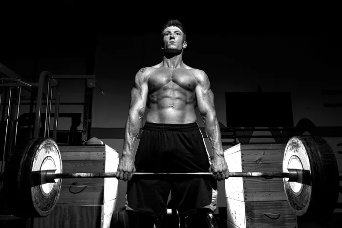 举重的肌肉男士