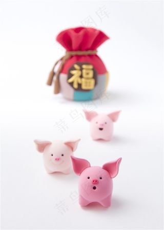 三只粉红小猪寄福贺春高清图片