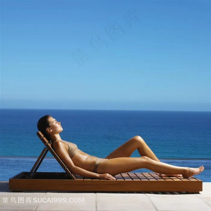 美容SPA宣传图片 躺在海边晒太阳的美女日光浴