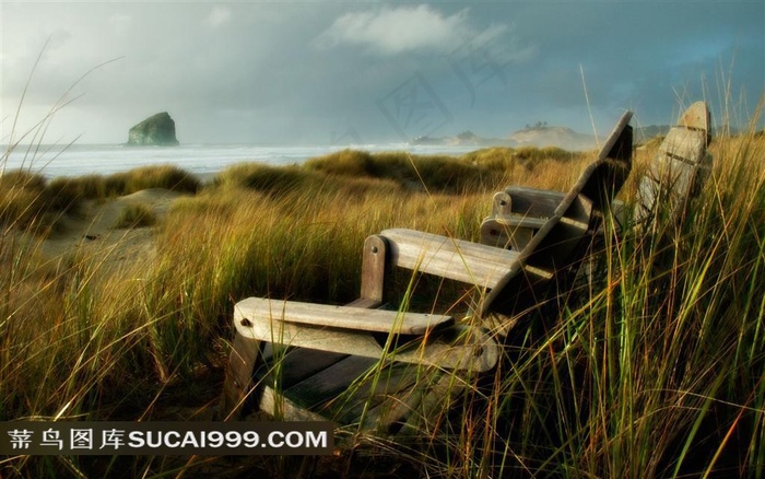 草原和椅子自然风光图片