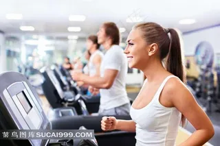 在跑步机上跑步的性感美女