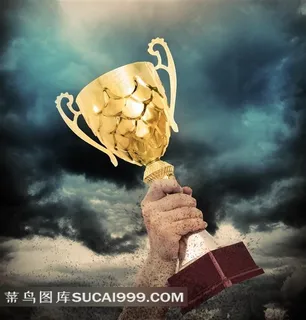 阴霾下举着奖杯的手高清图片