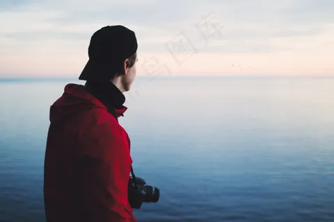 男人看海背影图片