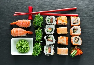 桌子上各种美味寿司图片素材