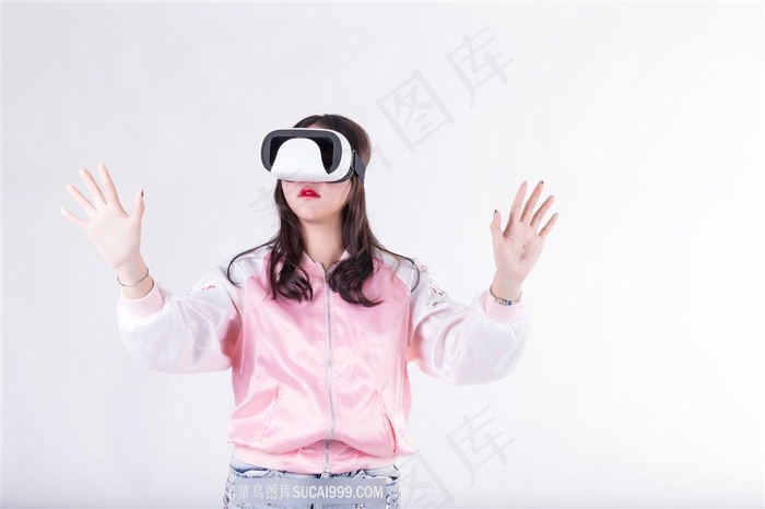 戴VR眼镜的少女