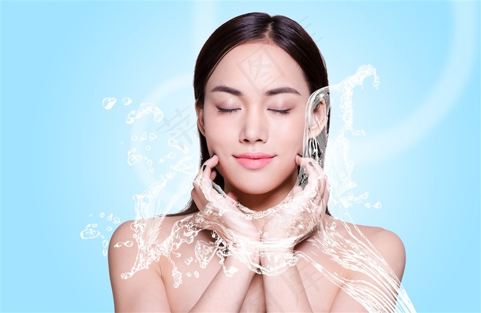 美女补水护肤的美容背景图片