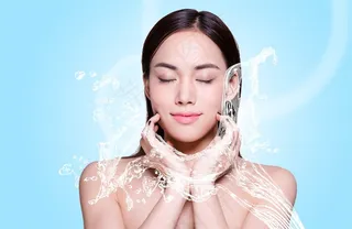 美女补水护肤的美容背景图片