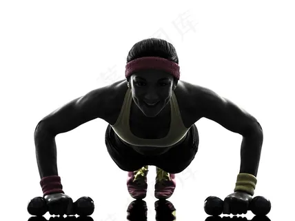 做俯卧撑的女性