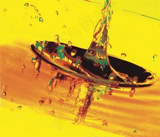 掉落的水滴图片