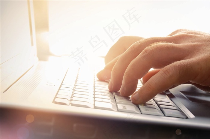 放在键盘上的手高清图片